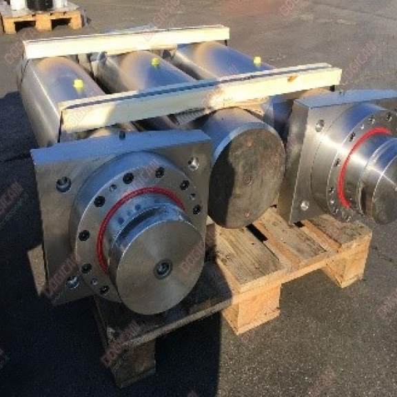 Dvostransko delujoči hidravlični cilindri