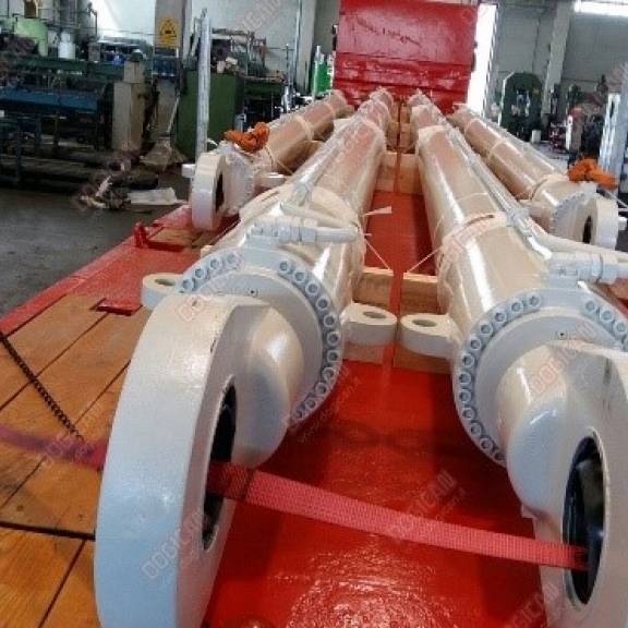 Hidravlični cilindri za luška dvigala in naprave za raztovor kontejnerjev in sipkih tovorov.